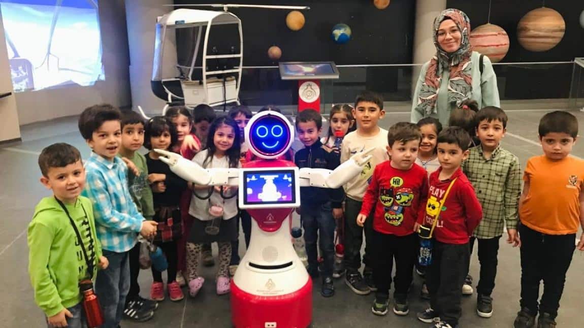 Okulumuz anasınıfı öğrencilerimize  Şanlıurfa Battani Bilim Merkezi gezisi yapılmıştır. Öğrencilerimize TÜBİTAK projesi olan ve yapay zeka alt tabanlı ADA robotu tanıtılmıştır.